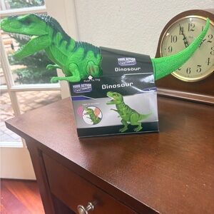 LANDIS DINOSAUR ONLY ROARS WHEN BUTTON IS PUSHED